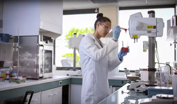 A woman working in the laboratory 