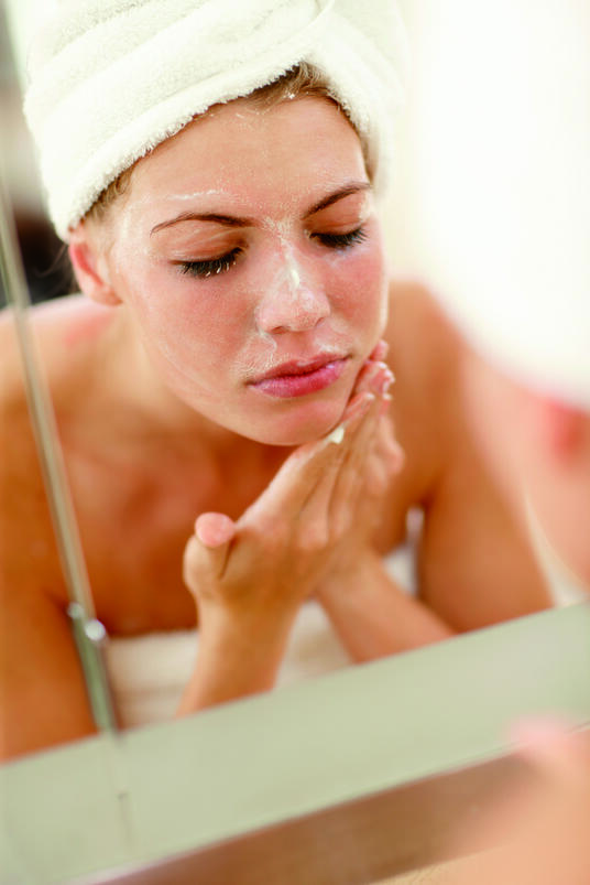 La perlita es una alternativa natural a las esferas de plástico para exfoliantes faciales y corporales.