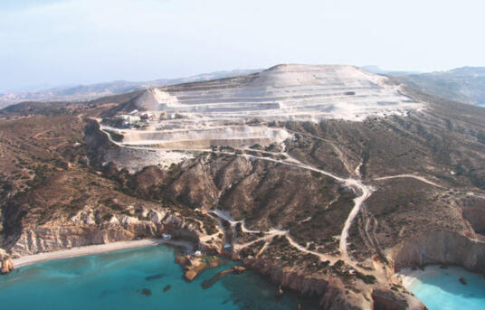 Notre carrière de perlite à Milos (Grèce)