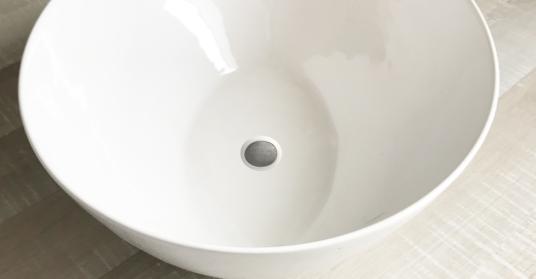 Lavabo de salle de bain fabriqué à partir de ball clay.