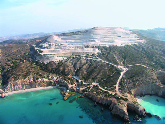 Nuestra mina de perlita, en Milos (Grecia)
