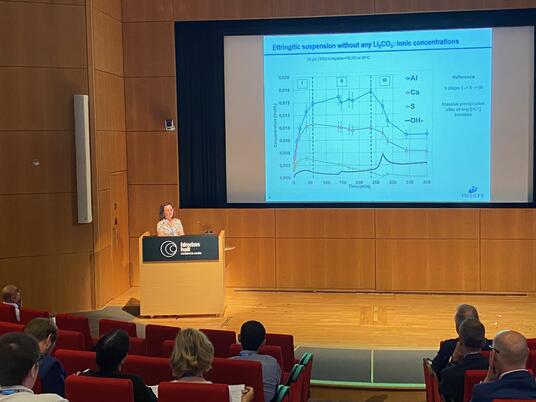 Stéphane Berger presenting at the International Conference on Calcium Aluminates in Cambridge