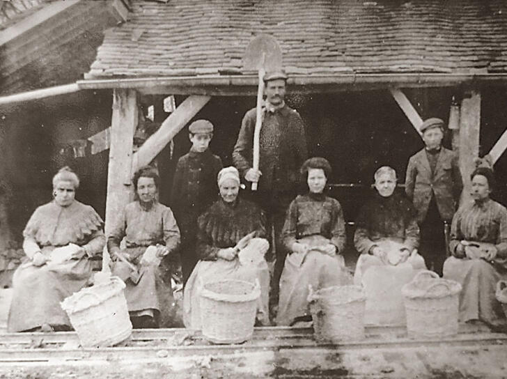 Image circa 1800: women at the Marcognac quarry sort the kaolin by hand.