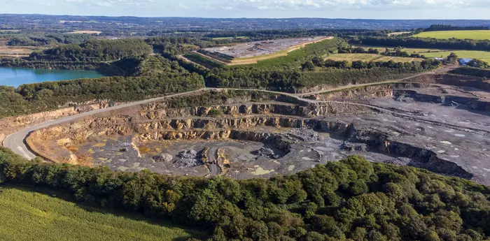 Glomel - vue panoramique de carrière