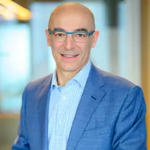 Dr. Thomas B. Schmidt, CEO der Siemens AG Österreich, in blauer Anzugjacke und Brille.