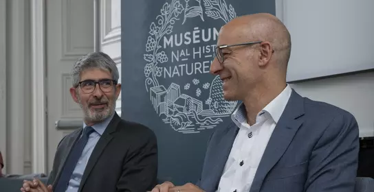 Alessandro Dazza, Directeur Général d'Imerys, et Gilles Bloch, Président du Muséum national d’Histoire naturelle, signent le renouvellement du partenariat entre Imerys et PatriNat le 13 juin 2024.